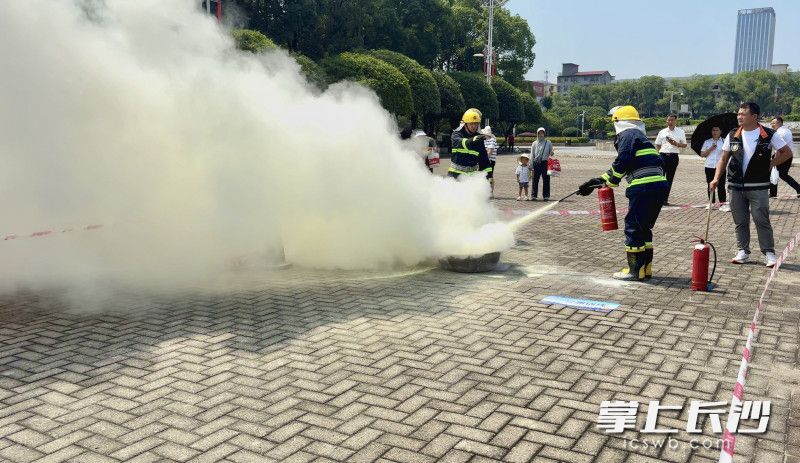 消防员手把手教市民灭火。 长沙晚报通讯员 王磊 摄
