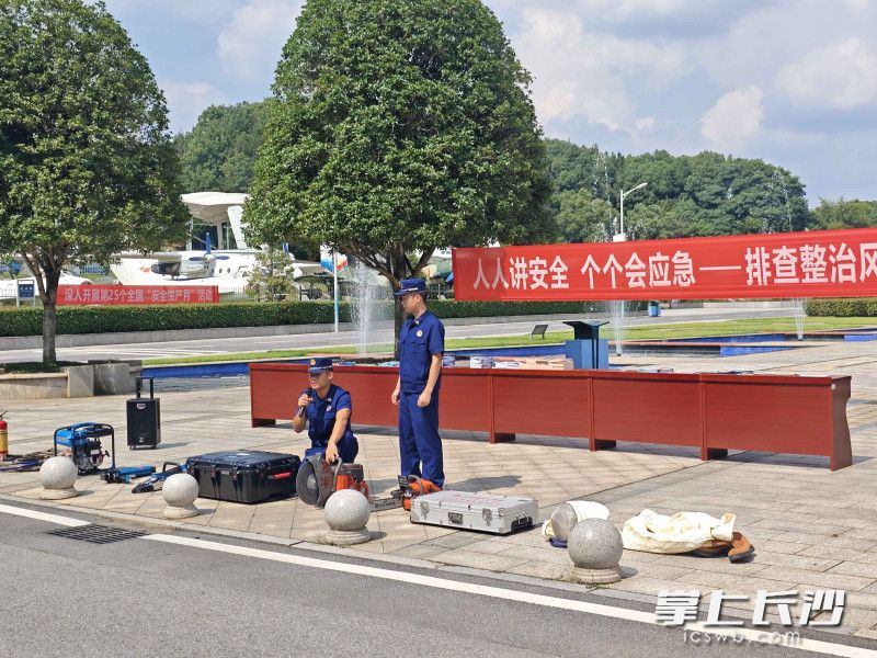 消防监督员进行安全知识宣讲。 长沙晚报通讯员 时小尧 摄