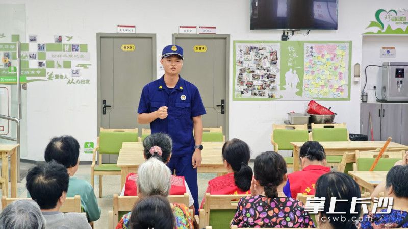 消防宣传员在进行消防安全科普。长沙晚报通讯员 董文文 摄