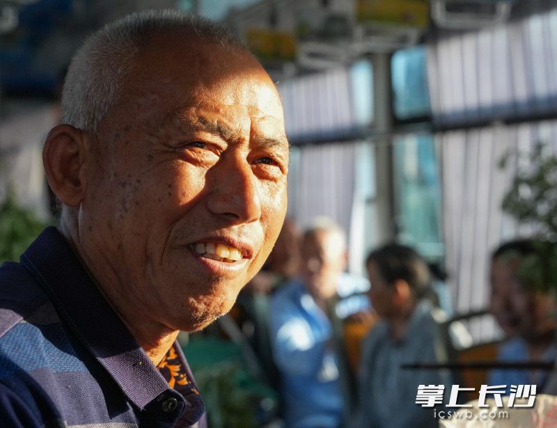 清晨的阳光照射在一位菜农脸上，自从有了惠农公交后，菜农们的出行更加安全便捷了。