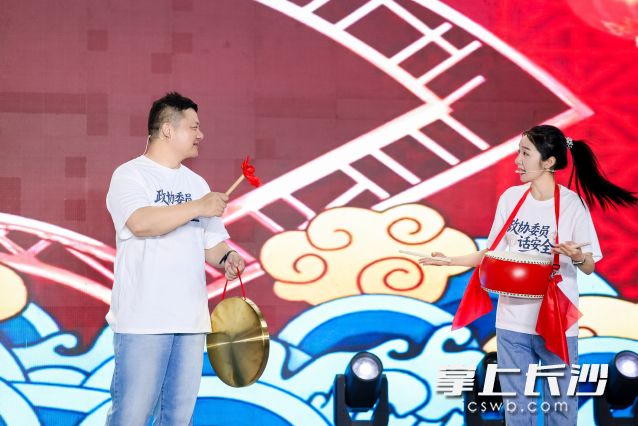 三句半《委员话安全》博得现场阵阵掌声。  