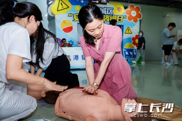 市民体验急救操作。