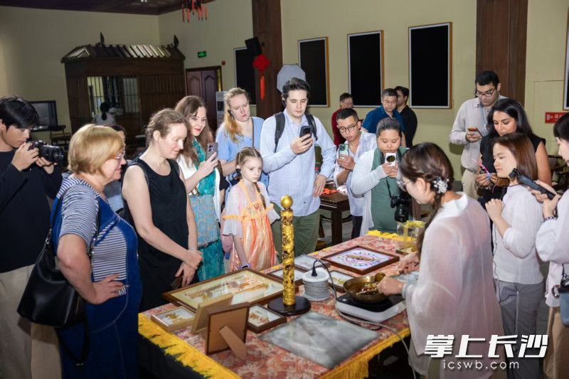 在长外籍人才近距离品味湖湘非遗。 均为长沙晚报通讯员赵顺供图