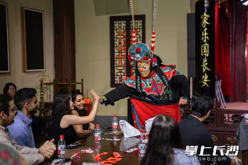 湘剧变脸的特色表演看点十足。
