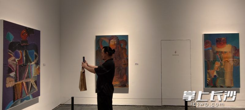 参观者聚焦画作。