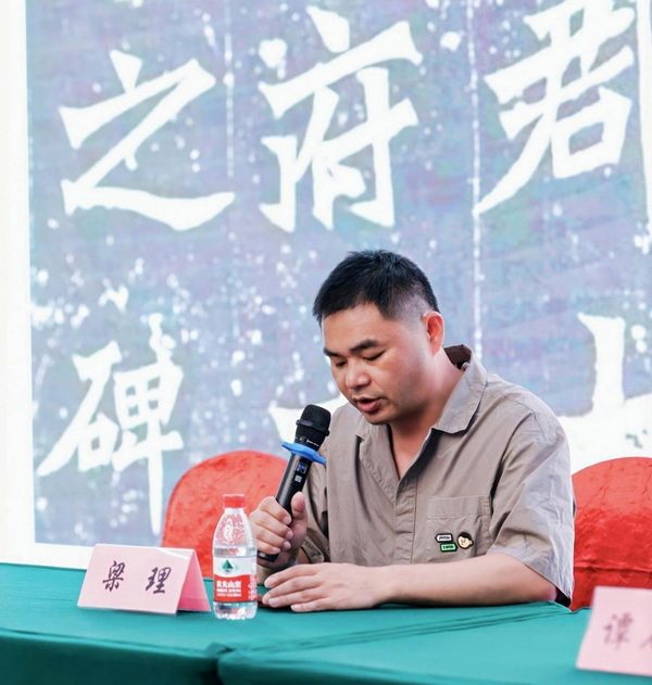 梁理现场授课。