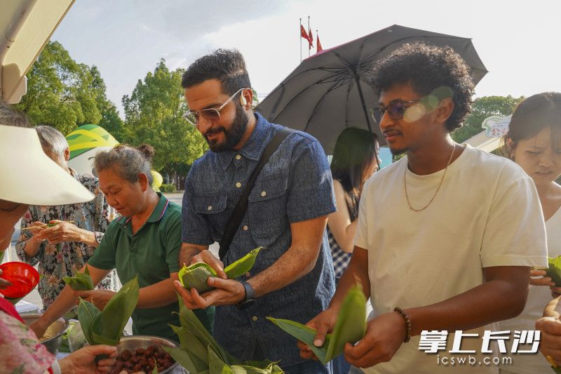 分会场的“端午游园会”同样人气沸腾。