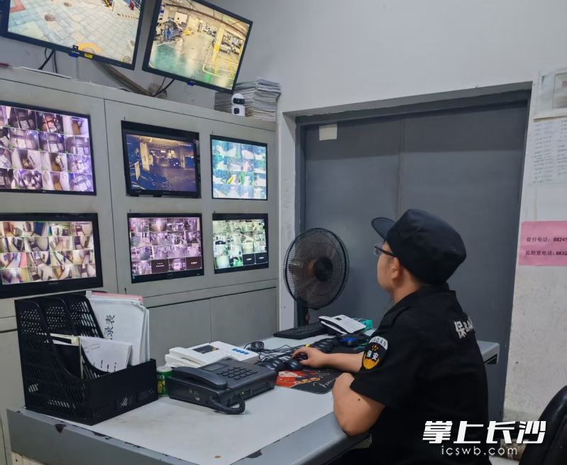 李梓权连续四天紧盯监控屏,终于为业主找出问题,排忧解难。 李梓权连续四天紧盯监控屏,终于为业主找出问题,排忧解难。