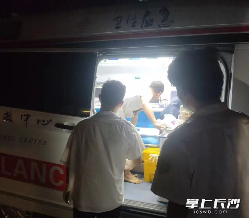 业主深夜病痛,贺华兵将其从22楼护送上救护车。 均为企业供图 业主深夜病痛,贺华兵将其从22楼护送上救护车。 均为企业供图