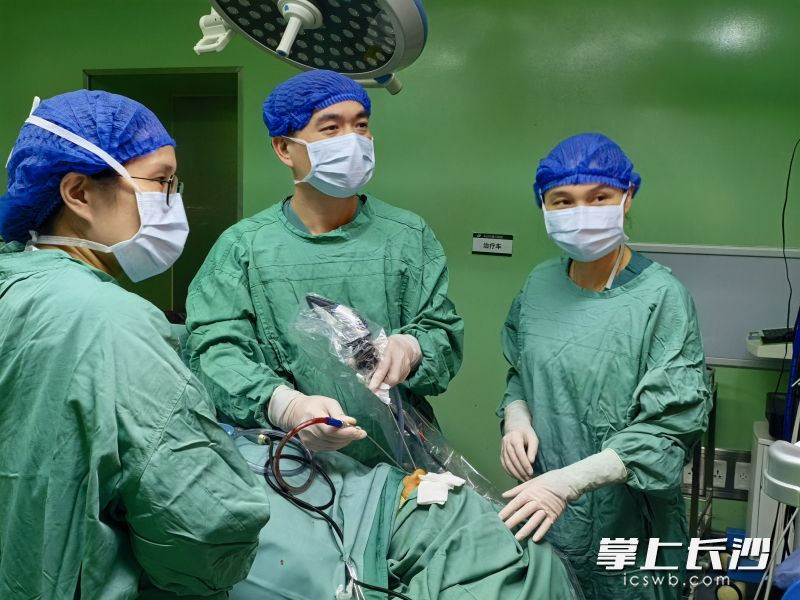 敬前程正在进行手术操作。受访者供图