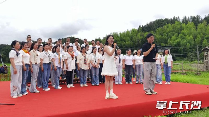 合唱团在乌石村献唱。均为长沙晚报通讯员 李伟达 摄