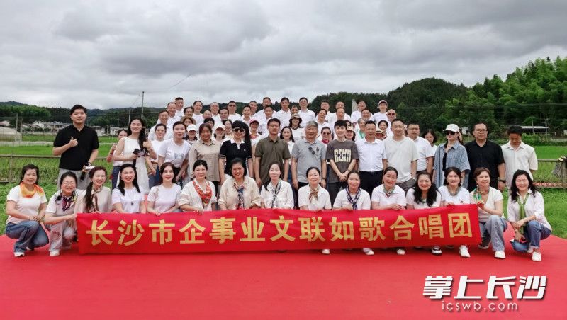 合唱团送文艺下乡。
