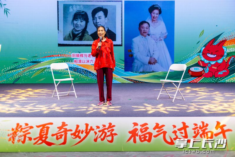 刘镜辉老人分享钻石婚恩爱故事及和睦家风。