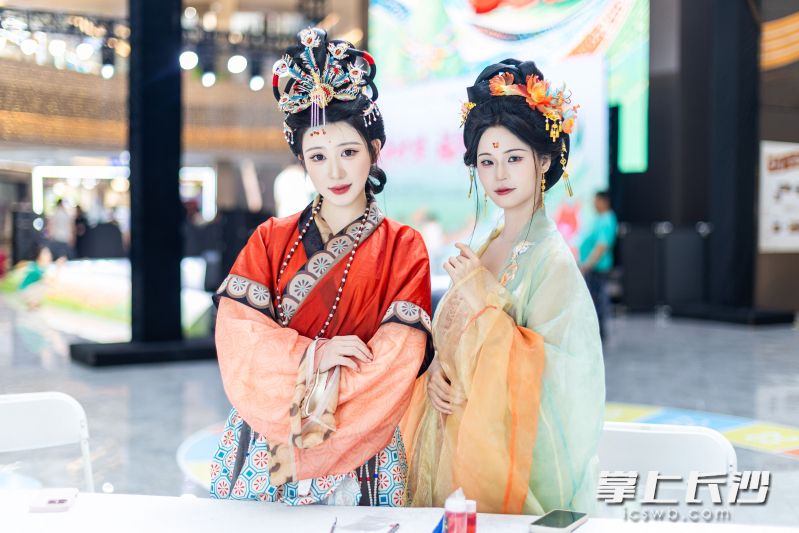 小姐姐体验绝美汉服。
