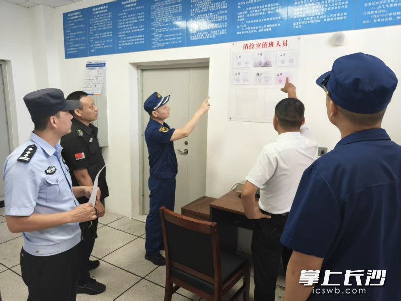 图为消防监督员在进行指导服务。 长沙晚报通讯员 王磊 摄
