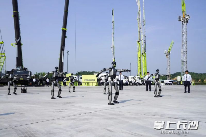 中联重科第七届科技创新大会现场展示的人形机器人。长沙晚报通讯员 刘成坤供图