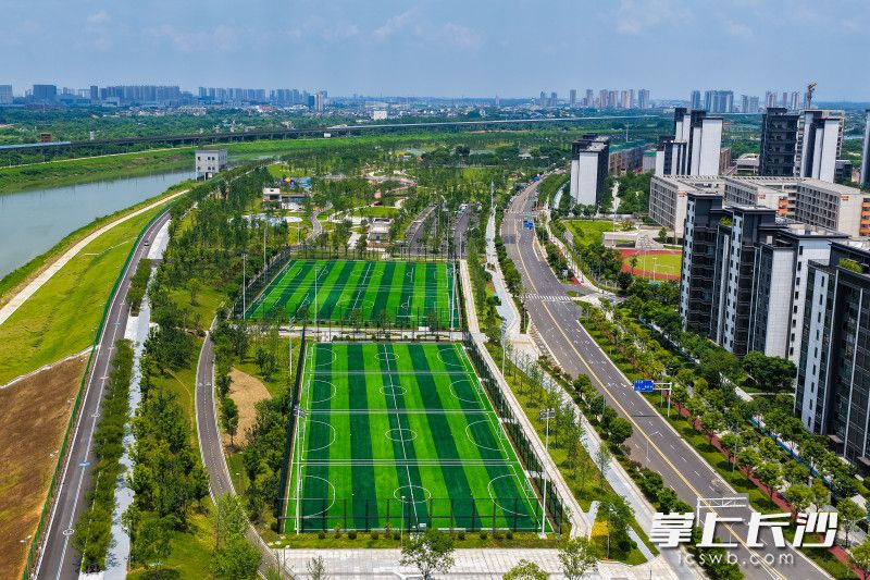 6月17日,位于长沙自贸会展区的敢胜垸浏阳河风光带(劳动东路-榨山港段)已全面建成并正式对外开放。均为长沙晚报全媒体记者 黄启晴 摄