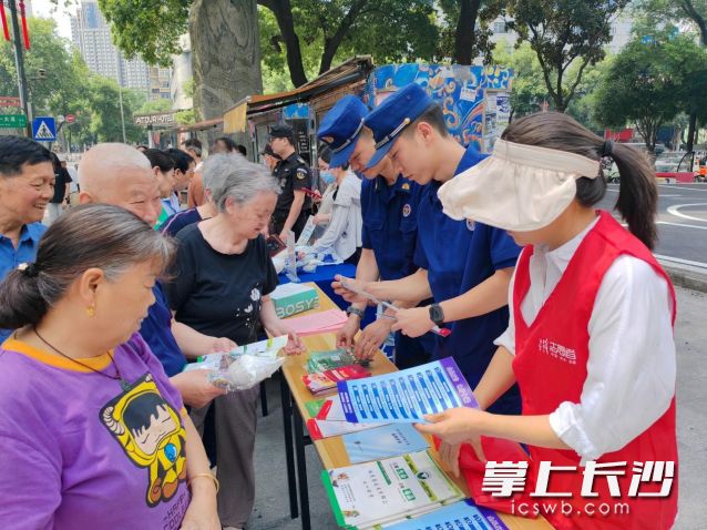 面对面讲解消防安全、用电用气知识。