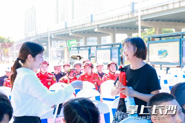 市民积极参与有奖竞答。