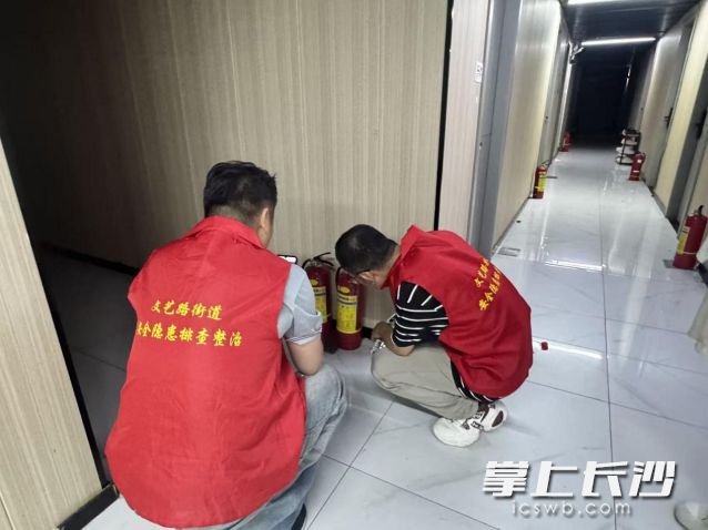 文艺路街道应急事务中心联合消防服务站组建起一支专业巡查队伍，深入开展安全生产风险隐患大排查大整治。  均为长沙晚报通讯员 张柳杉供图