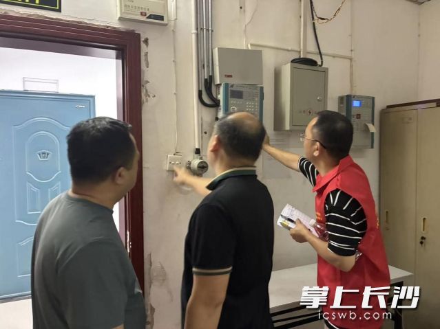 工作人员重点核查易燃物料堆放、电气线路敷设及消防设施配备情况等。