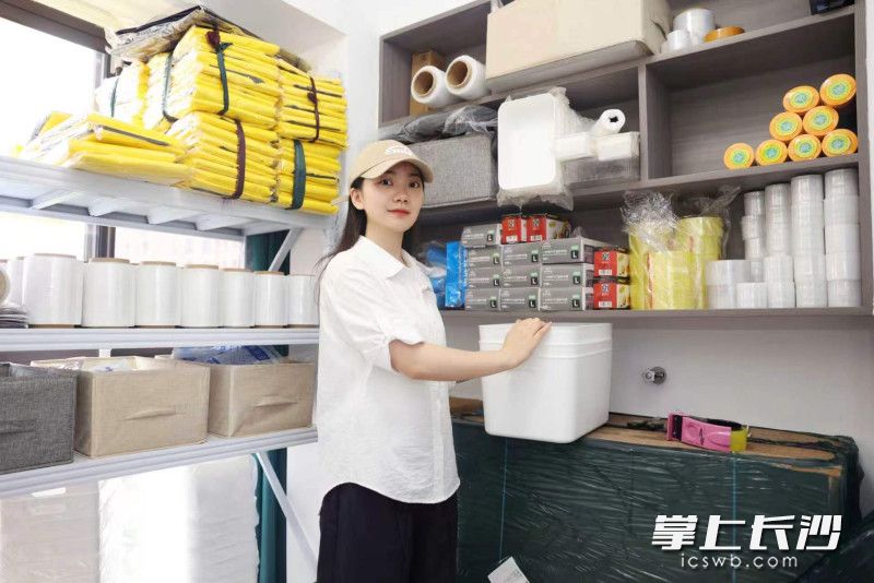 谭慧敏正在自己的格物收纳整理工作室进行收纳工作。均为长沙晚报全媒体记者 盛磊 摄。