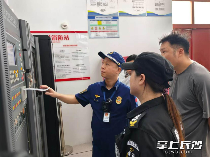 消防监督员在检查中。 长沙晚报通讯员 方圆 摄