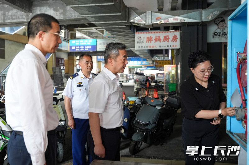 陈竞以“四不两直”方式在大汉金桥家居建材城督导检查安全生产工作。 均为长沙晚报全媒体记者 郭雨滴 摄