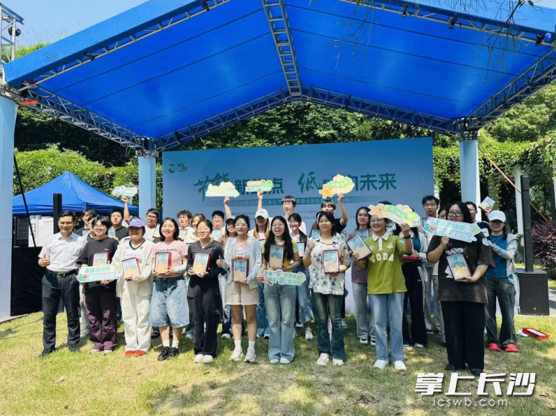 游客参与互动。