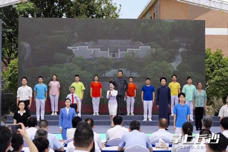 《采薪者·同行人》主题情景剧，以跨越时空的叙事手法串联百年同心历程，为与会成员带来一堂沉浸式红色思政统战课。高桥镇供图