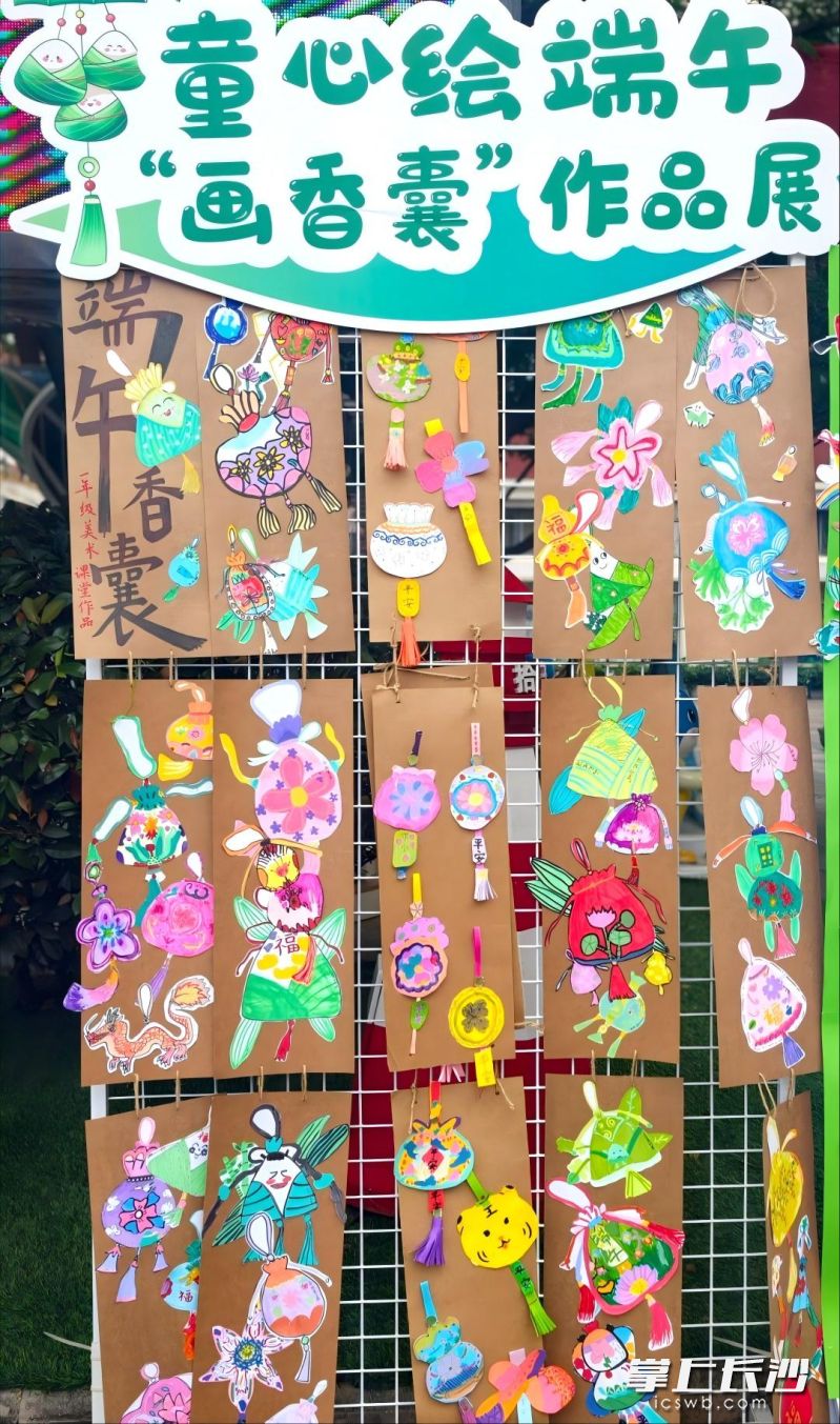 学生绘香囊作品展示。