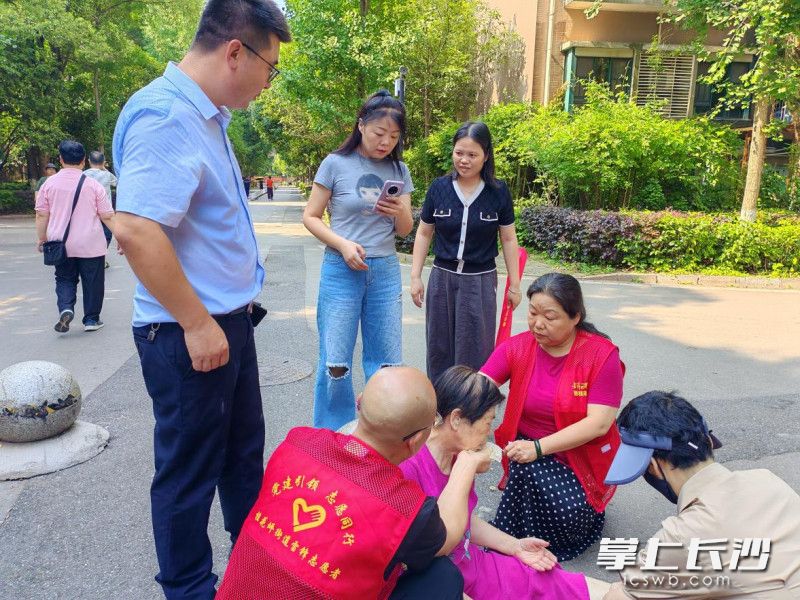 老人出现呕吐反应后，尹俊力为其擦拭嘴角。
