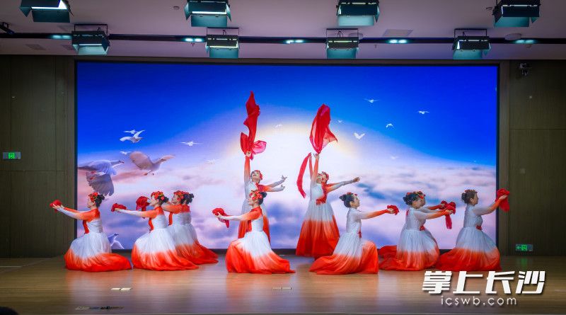 芙蓉南路社区举办以“小巷粽香聚邻里·同心共筑幸福家”为主题的端午活动。 均为全媒体记者 陈飞 摄
