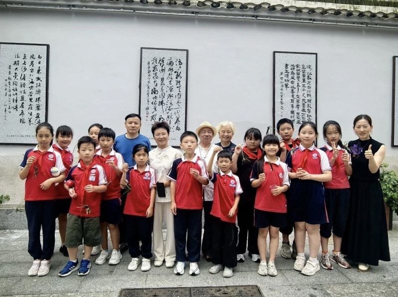 18日,长沙近现代文物保护管理中心联合新民路社区、新民小学开展以“独乐乐不如‘粽’乐乐”为主题的公益活动。均为长沙晚报通讯员 张笑 供图 18日,长沙近现代文物保护管理中心联合新民路社区、新民小学开展以“独乐乐不如‘粽’乐乐”为主题的公益活动。均为长沙晚报通讯员 张笑 供图