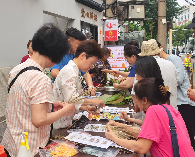 长沙棕叶编市级代表性传承人周佳霖和黄小平夫妇两人现场授课。 长沙棕叶编市级代表性传承人周佳霖和黄小平夫妇两人现场授课。