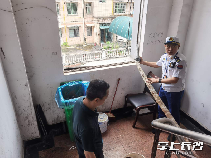 消防监督员在商贸城进行检查。