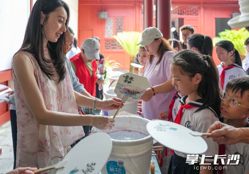 学生们正在进行诗画漆扇DIY体验。 学生们正在进行诗画漆扇DIY体验。