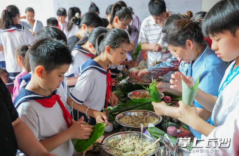 学生们正在体验包粽子。均为长沙晚报全媒体记者 邹麟 摄 学生们正在体验包粽子。均为长沙晚报全媒体记者 邹麟 摄