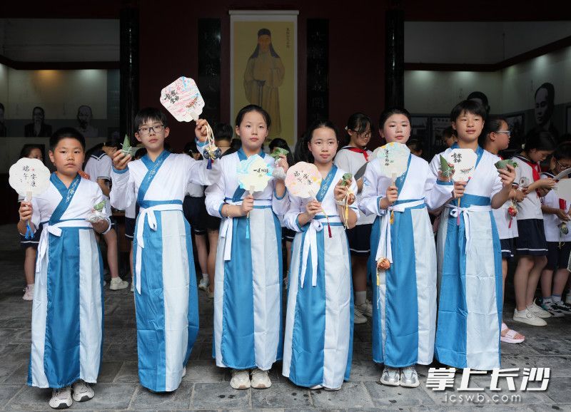 6月18日下午,长沙近现代文物保护管理中心联合水风井社区、望麓园小学共同开展“独乐乐不如'粽'乐乐”端午主题文化活动。 6月18日下午,长沙近现代文物保护管理中心联合水风井社区、望麓园小学共同开展“独乐乐不如'粽'乐乐”端午主题文化活动。
