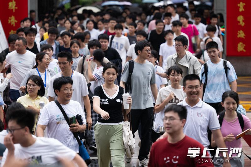 学子们怀揣梦想奔赴考场，为青春和梦想拼搏。