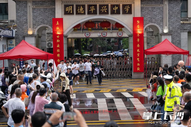 6月18日下午，长沙明德华兴中学考点，考生们走出考场。 均为长沙晚报全媒体记者黄启晴摄
