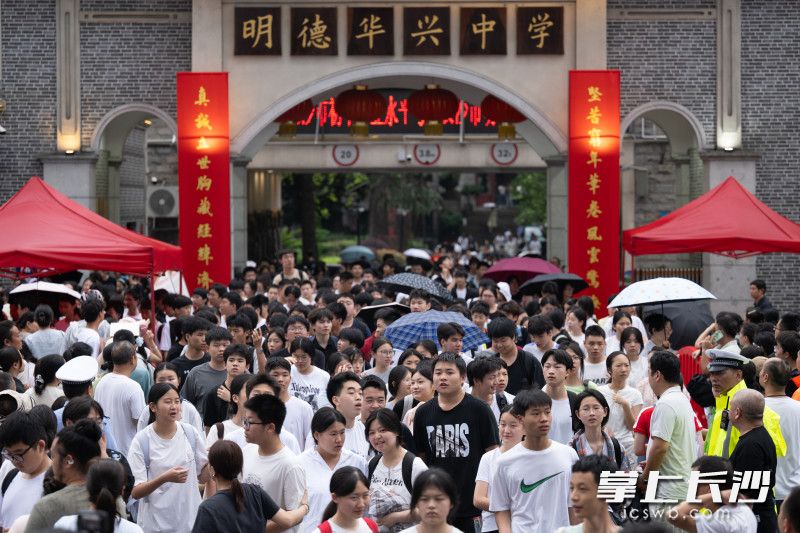 学子们怀揣梦想奔赴考场，为青春和梦想拼搏。