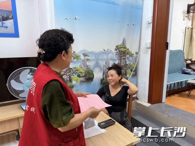 二里牌社区在端午前夕组织开展安全生产宣传活动。 长沙晚报通讯员 张柳杉供图