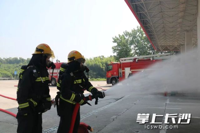 车辆自燃致人员被困专项实战应急救援演练现场。