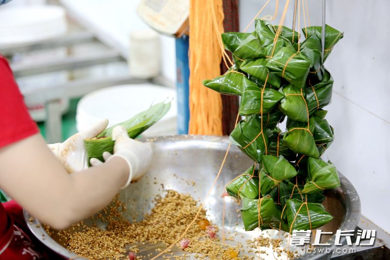 长沙街边简易的工坊包出地道的味道。长沙晚报全媒体记者 邹麟摄 长沙街边简易的工坊包出地道的味道。长沙晚报全媒体记者 邹麟摄