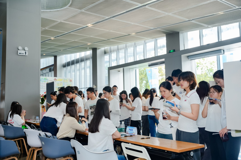青年学子现场了解相关政策。