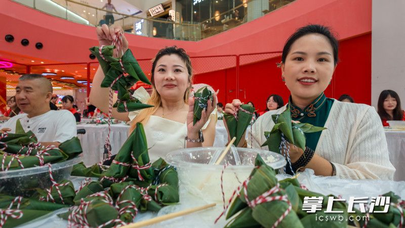 残友们展示自己的作品。