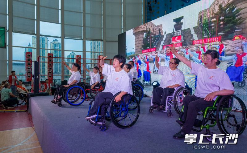 残友们的轮椅手语舞展现出自强不息的精神风貌。