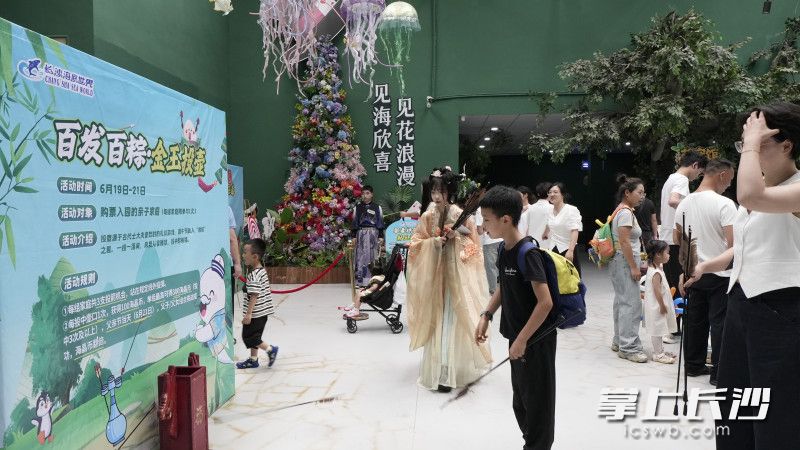 游客在射五毒。