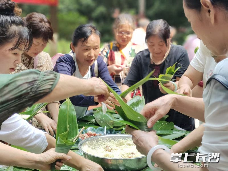 居民围在一起包粽子。均为通讯员供图